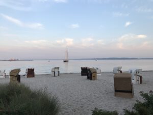 Eckernförde mit Strand und mehr Körben und Segelschiff