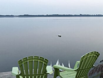 Spätsommerabend mit grünen Stühlen